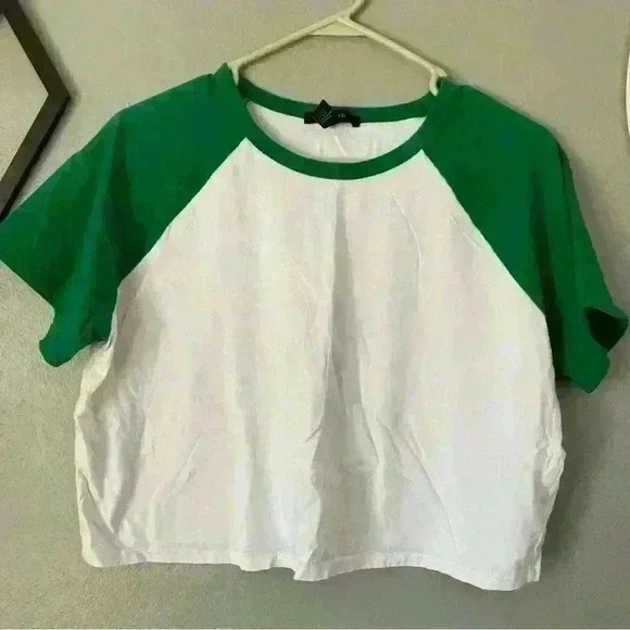 ❤️ 3/$15 Never Worn Oversized Green & White Short Sleeve Crop Large - Picture 2 of 5